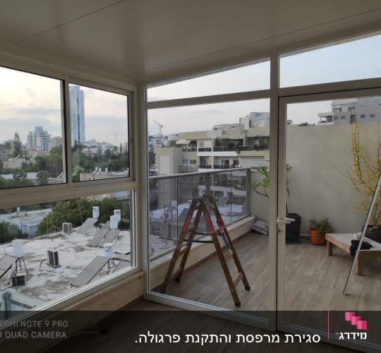 חלונות אלומיניום גדולים עם נוף עירוני